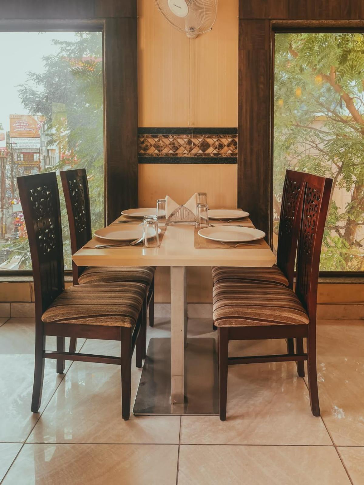 Hotel S L E Residency Varanasi Exteriör bild