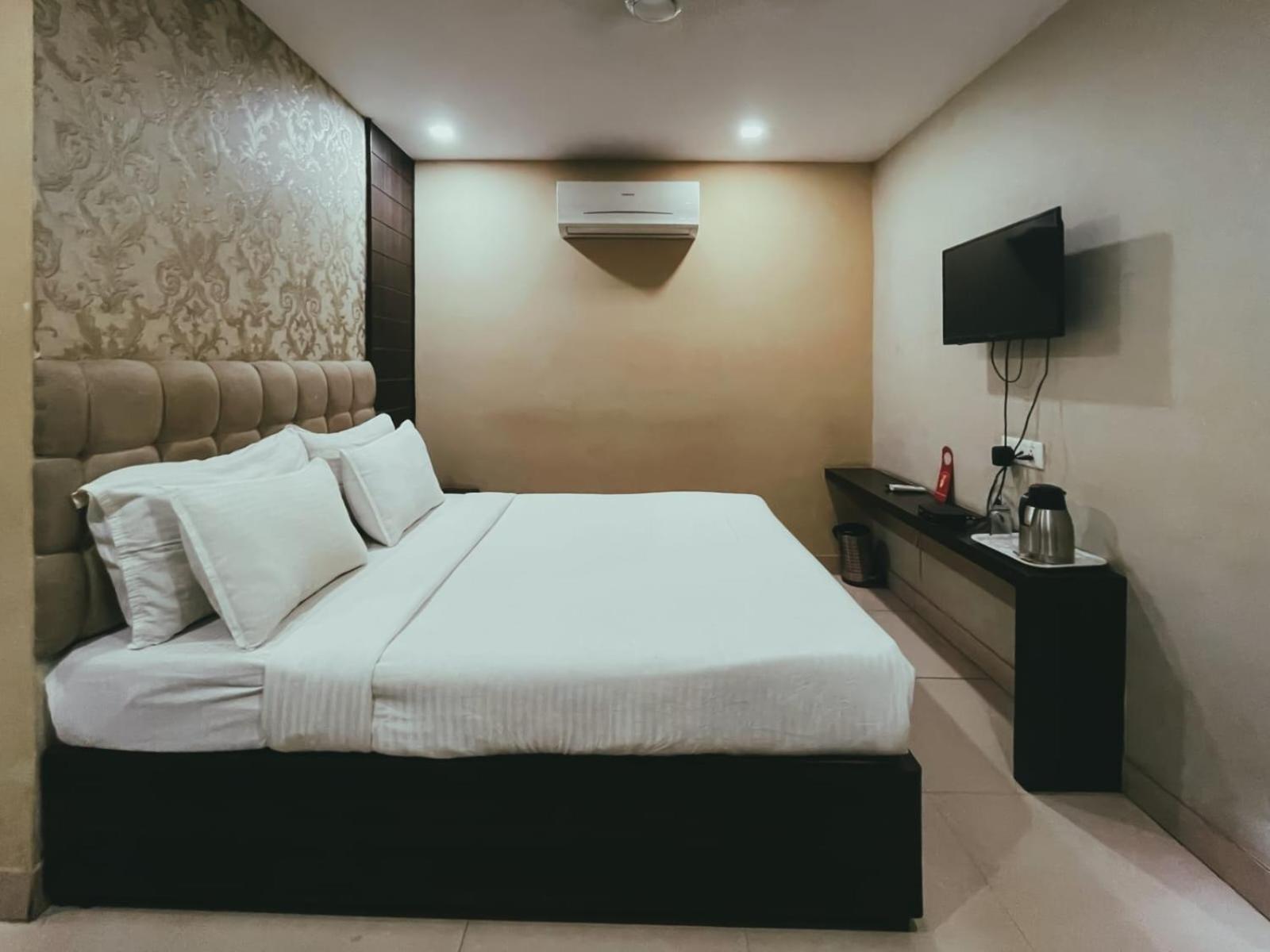 Hotel S L E Residency Varanasi Exteriör bild