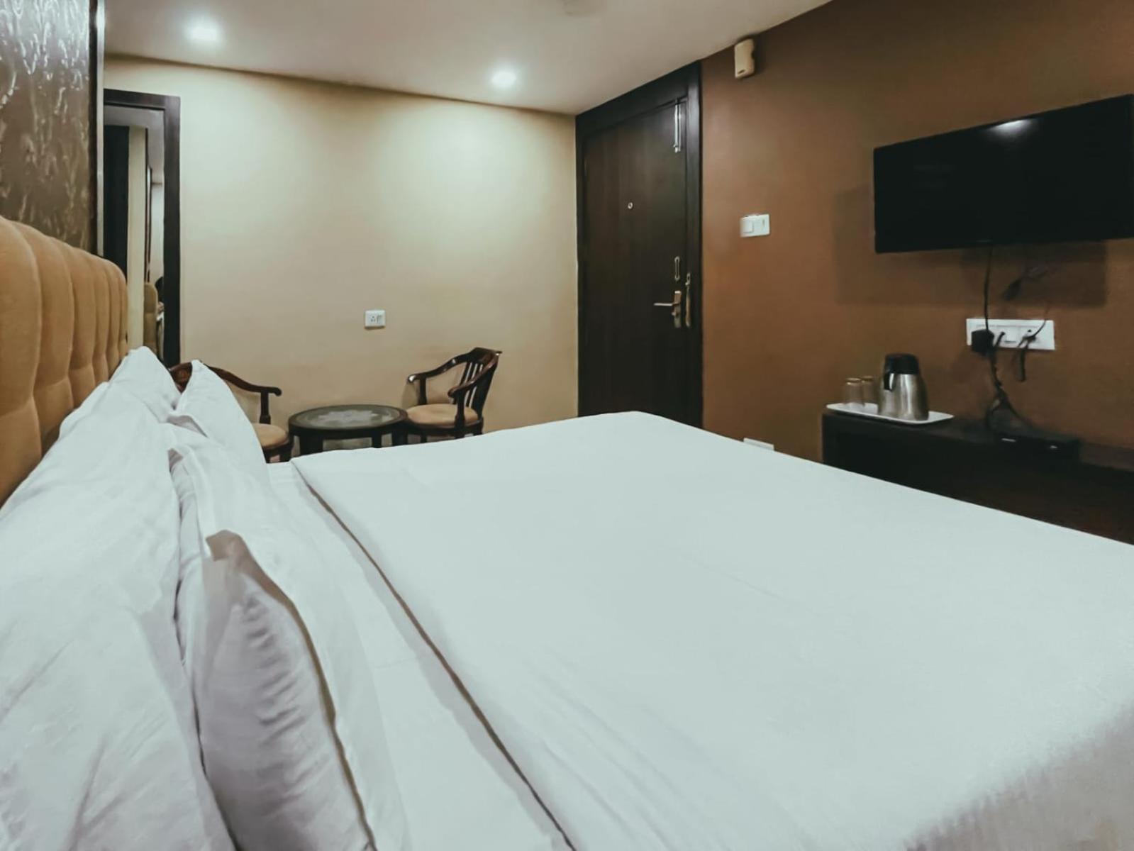 Hotel S L E Residency Varanasi Exteriör bild