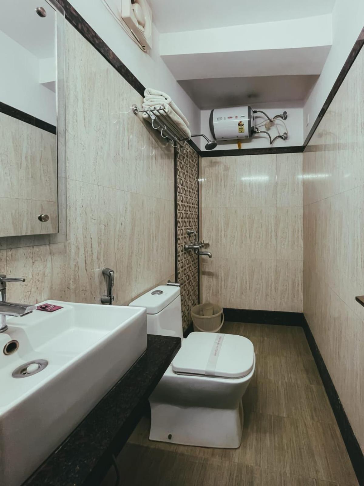 Hotel S L E Residency Varanasi Exteriör bild