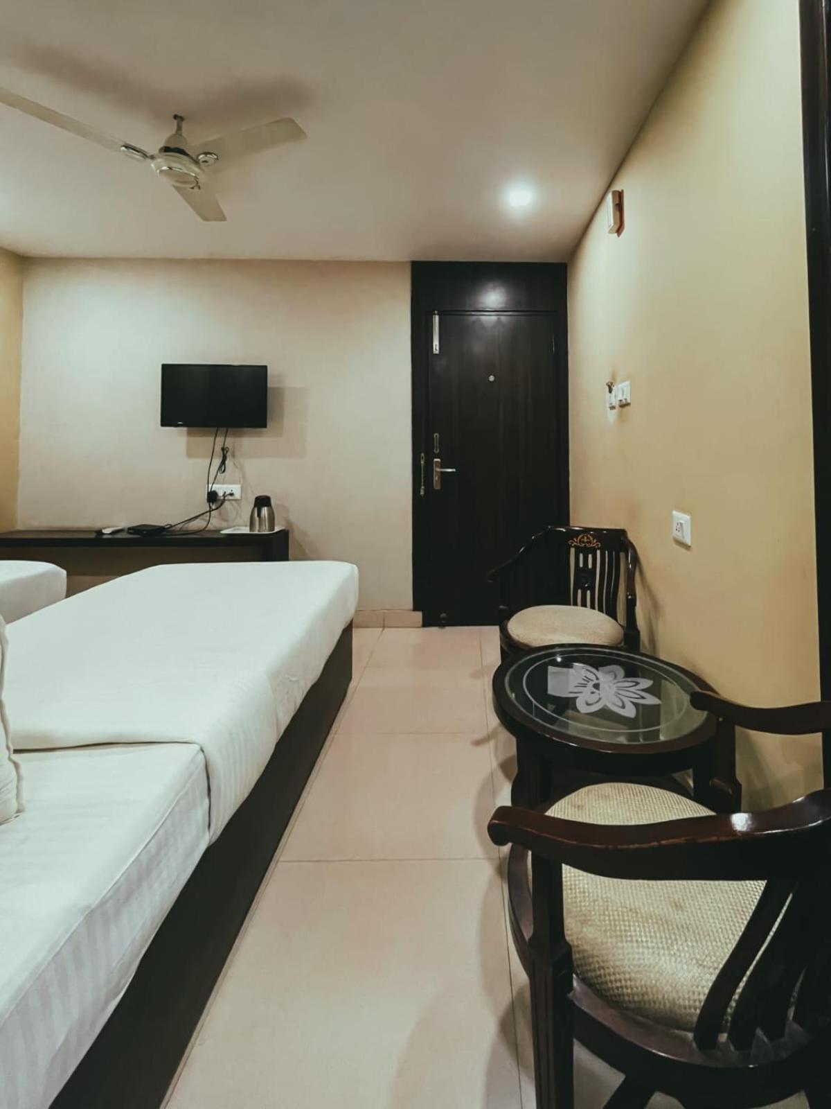 Hotel S L E Residency Varanasi Exteriör bild