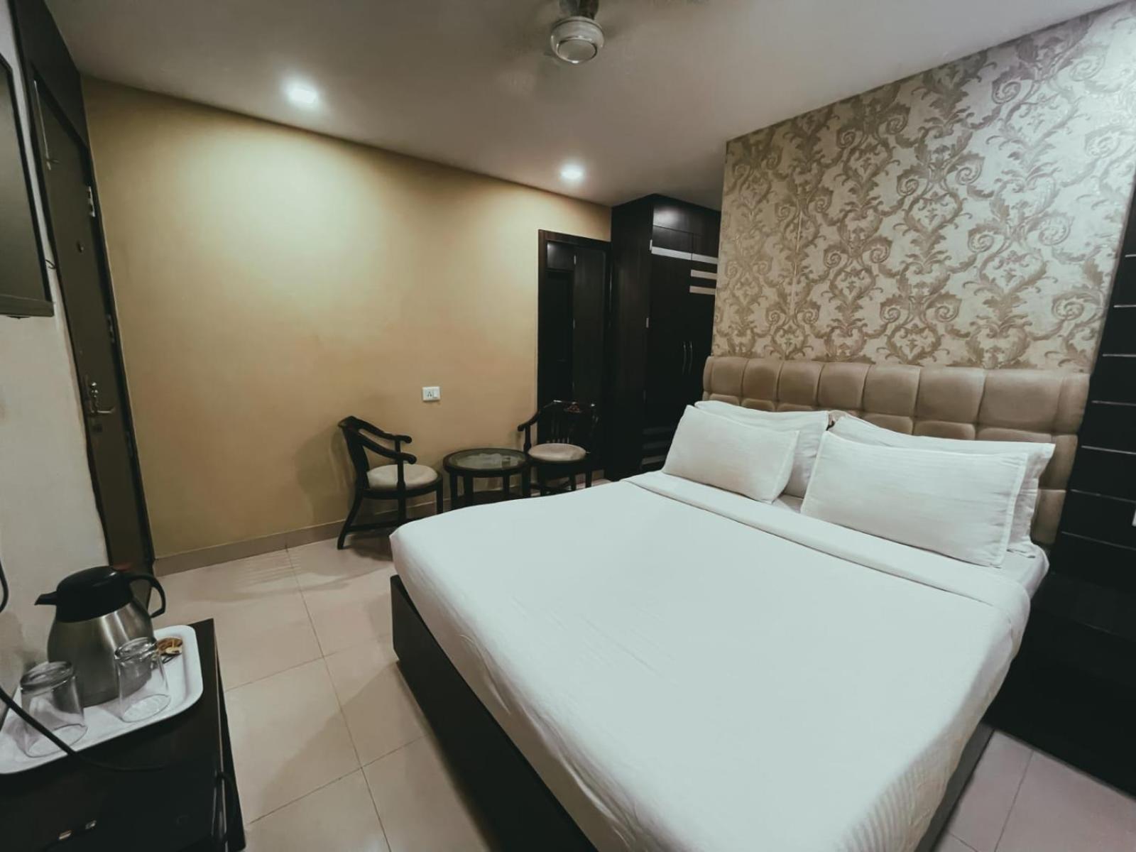 Hotel S L E Residency Varanasi Exteriör bild
