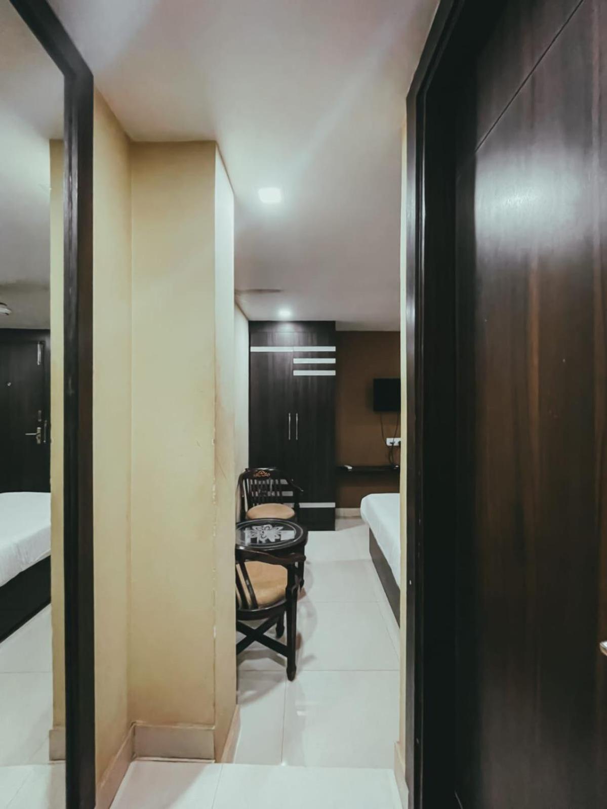 Hotel S L E Residency Varanasi Exteriör bild